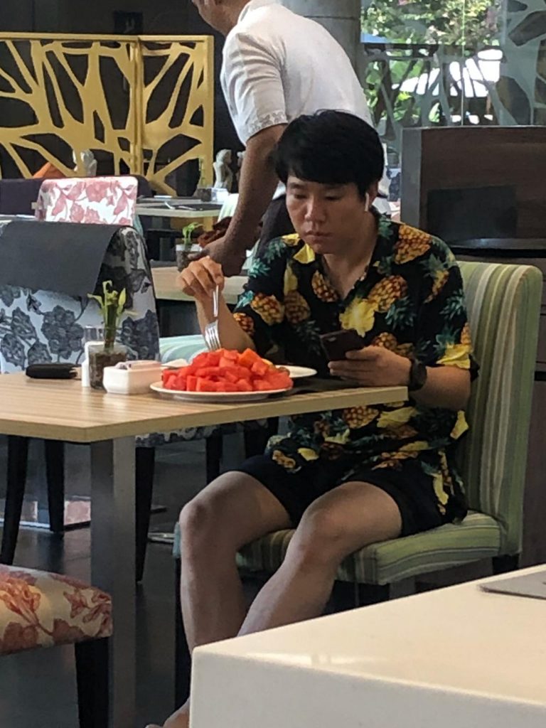 Mainland Chinese Tourist in Bali Stuns Onlookers By Sneezing Into Tissue Instead of Directly Into Lunch Buffet