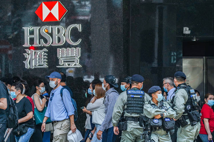 HSBC Banker With Coronavirus Privilege Struts Through Central Hong Kong Unmasked, Drawing Ire of Low-Credit-Score Passersby